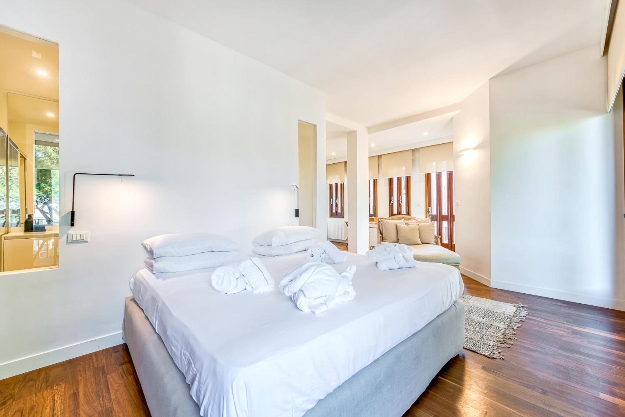 Skylife Art Gallery Loft - Riverfront Art Sanctuary *