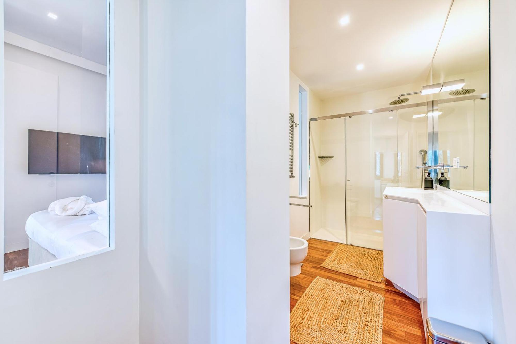 Skylife Art Gallery Loft - Riverfront Art Sanctuary Roma